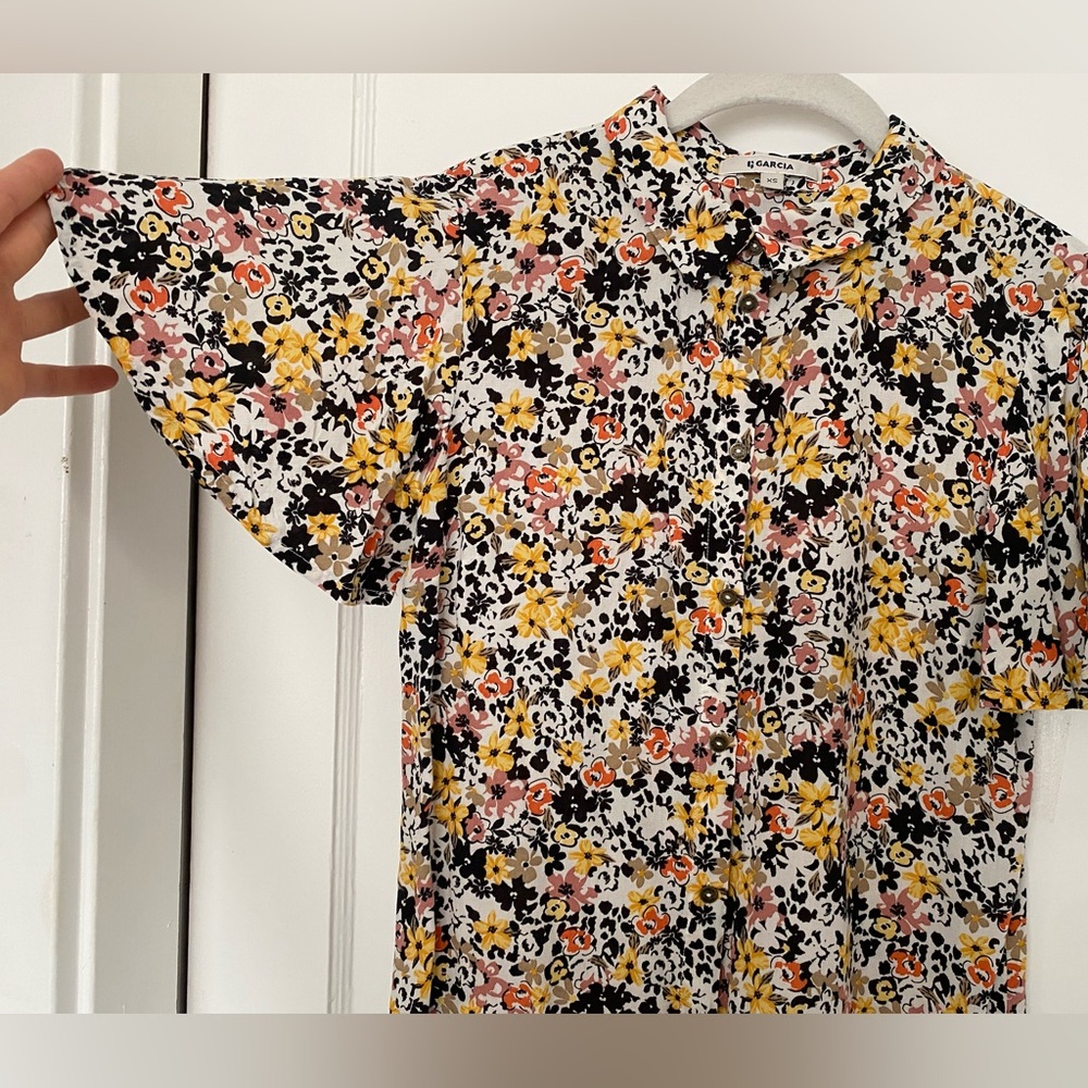 GARCIA XS Flutter-sleeve Short Sleeve Floral Button Blouse